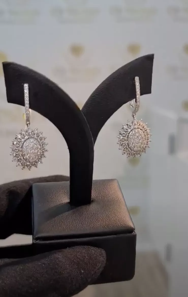 עגיל זהב לבן 1.34 קראט 90 אבני יהלום משובצות