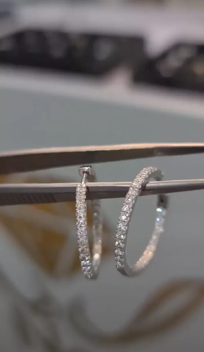 עגיל זהב לבן 0.40 קראט 32 אבני יהלום משובצות