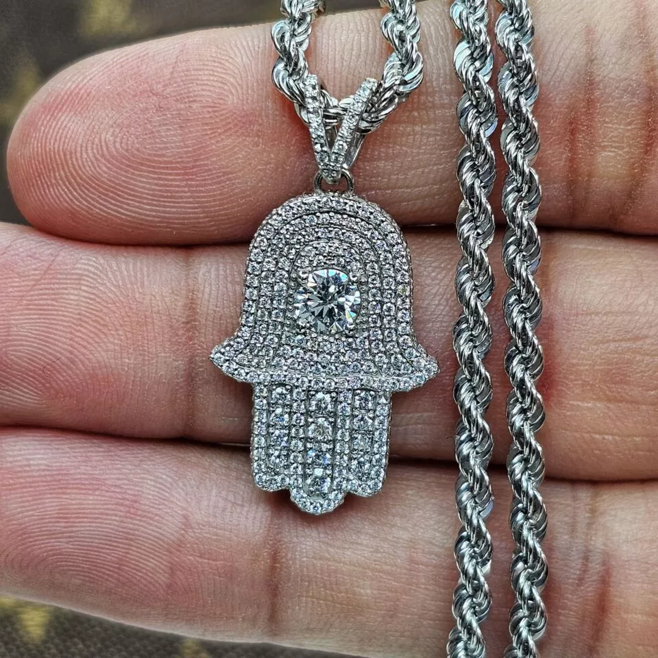 תליון חמסה חצי קראט היהלום המרכזי ו-307 אבני יהלום בצדדים ויהלום מרכזי עגולה