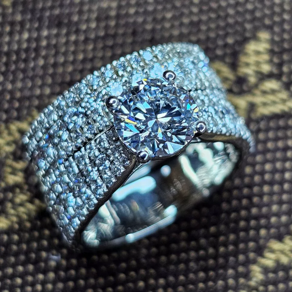 טבעת אירוסין סט 2.50 קראט יהלום מרכזי עגול ועוד 113 יהלומים משובצות בצדדים