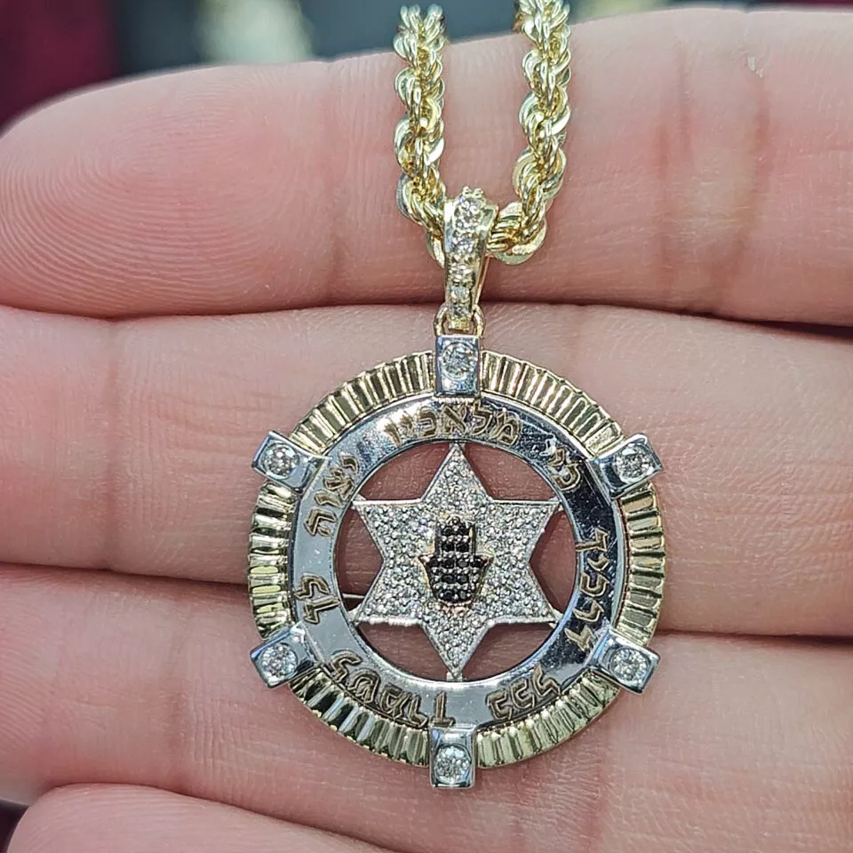 תליון מגן דוד וחמסה עם פסוק "כי מלאכיו יצוה לך" 0.30 קראט יהלומים ועוד 12 יהלומים שחורים בחמסה