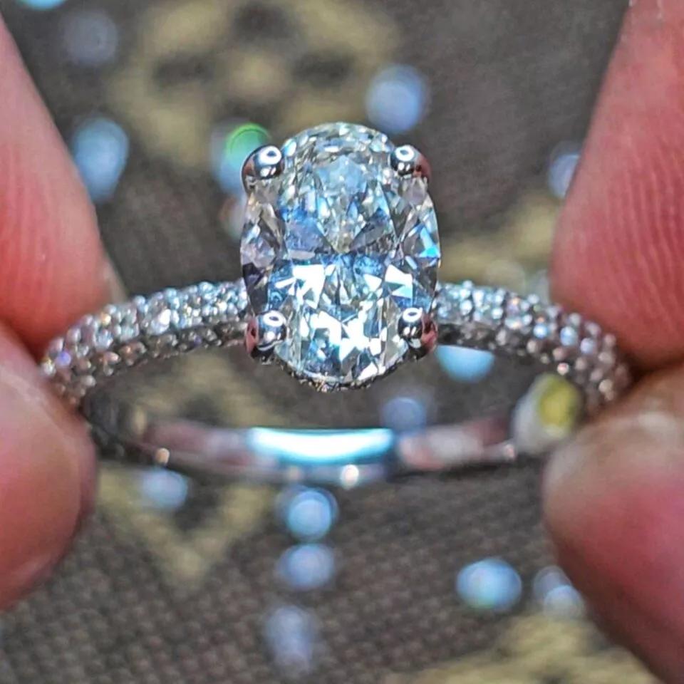 טבעת אירוסין קראט וחצי יהלום מרכזי אובל ועוד 118 יהלומים משובצות בצדדים