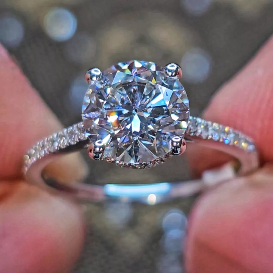 טבעת אירוסין קראט וחצי יהלום מרכזי עגול ועוד 20 יהלומים משובצות בצדדים