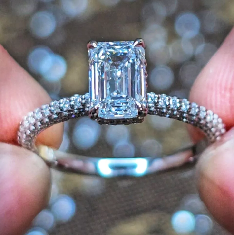 טבעת אירוסין 1.00 קראט יהלום מרכזי אמרלד ועוד 118 יהלומים משובצות בצדדים