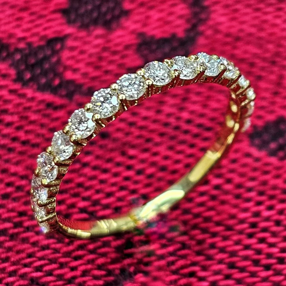 טבעת פס 0.70 קראט משקל היהלומים 16 אבנים משובצים