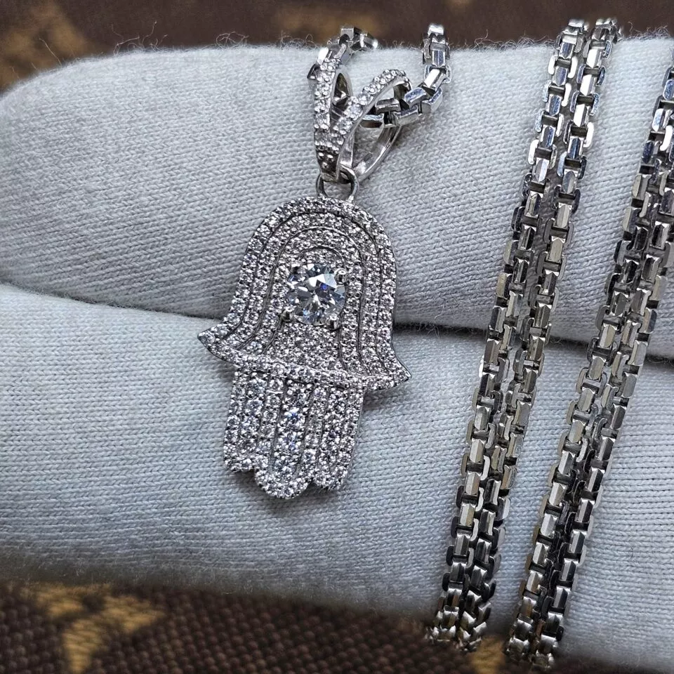 תליון חמסה 0.20 קראט היהלום המרכזי ועוד 154 אבני יהלום בצדדים