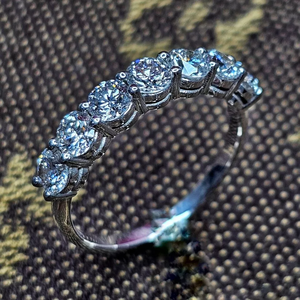 טבעת פס קראט וחצי משובץ 7 יהלומי מעבדה