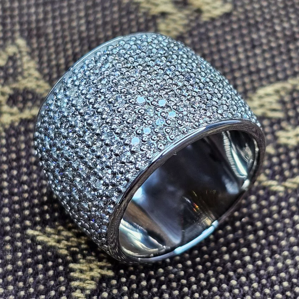 טבעת פס 1.90 קראט משובץ 196 יהלומי מעבדה