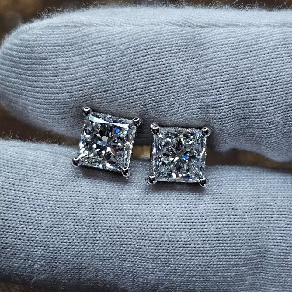 עגיל צמוד לאוזן מעבדה עם יהלומי מפרינסס 4 קראט 108 יהלומים משובצים מסביב