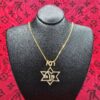 תליון בעיצוב מכבי תל-אביב משובץ יהלומי מעבדה נוצצים