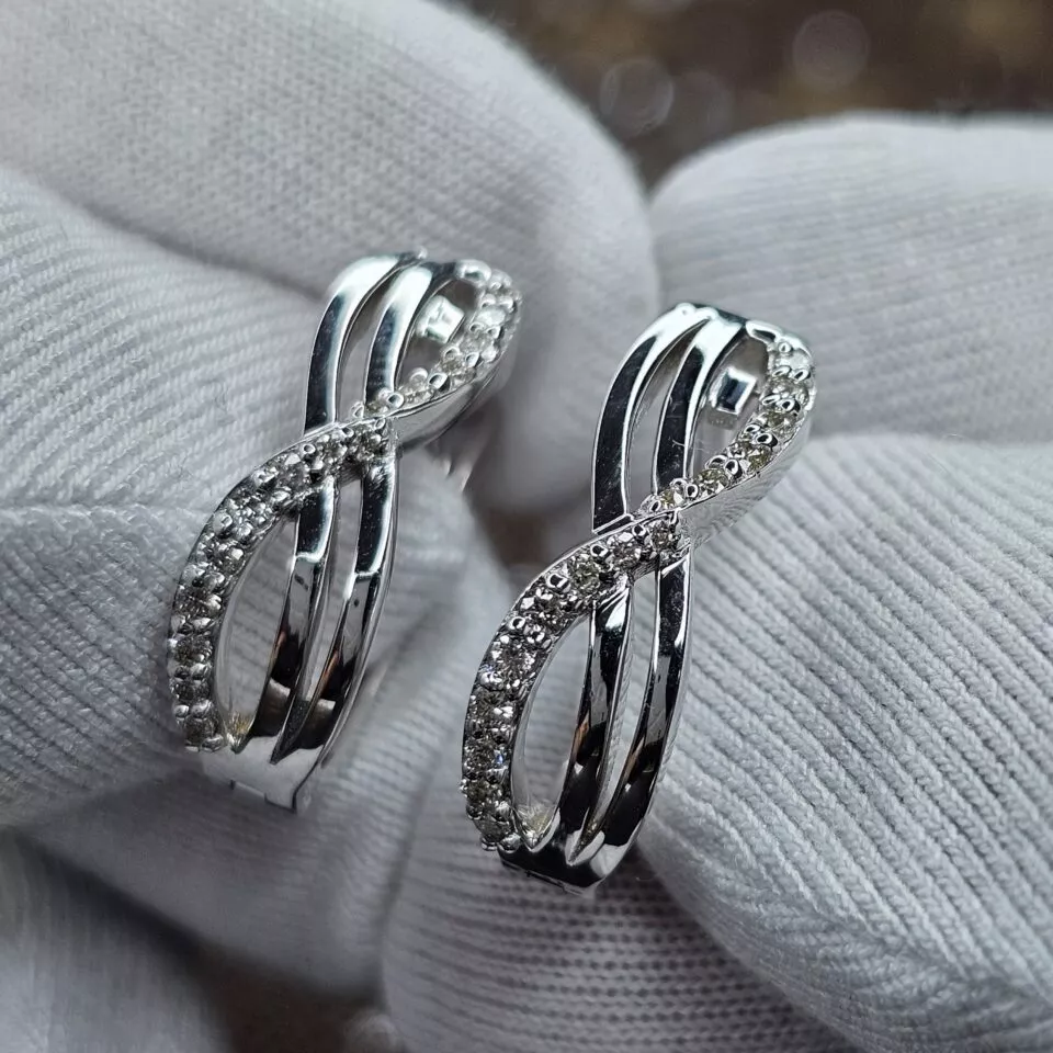 עגילים יהלומי מעבדה מעוצבים משקל היהלומים 0.3 קראט 30 יהלומים משובצים