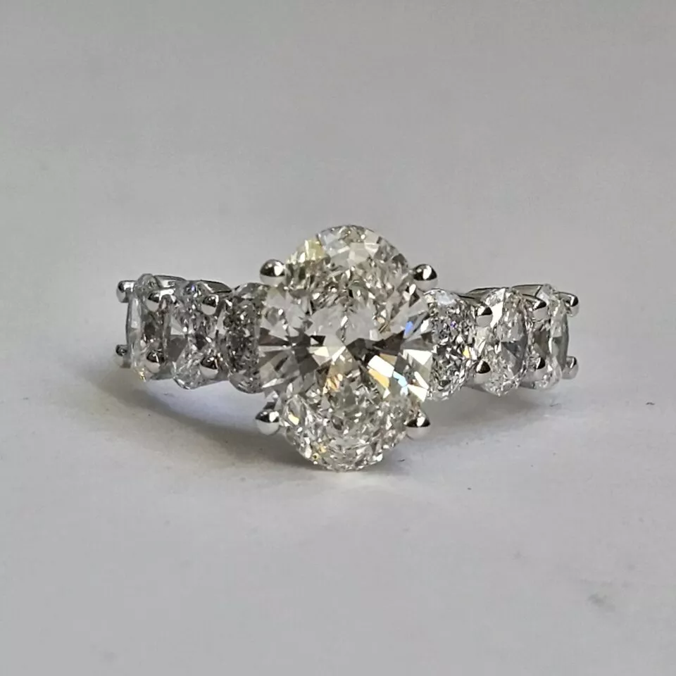 טבעת יהלומי מעבדה ERO641 מדהימה ביופייה