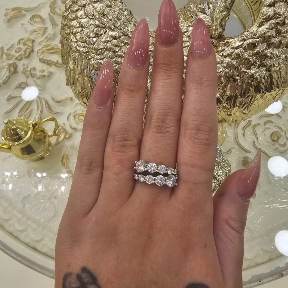 טבעת ספירלה –טבעת דגל משובצת אבני מואסנייט מנצנצות