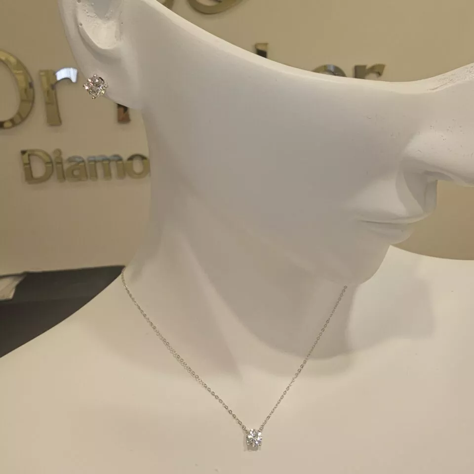 סט מוסנייט מנצנץ במיוחד עגילים 1 קראט כל צד+ תליון סוליטר 1 קראט